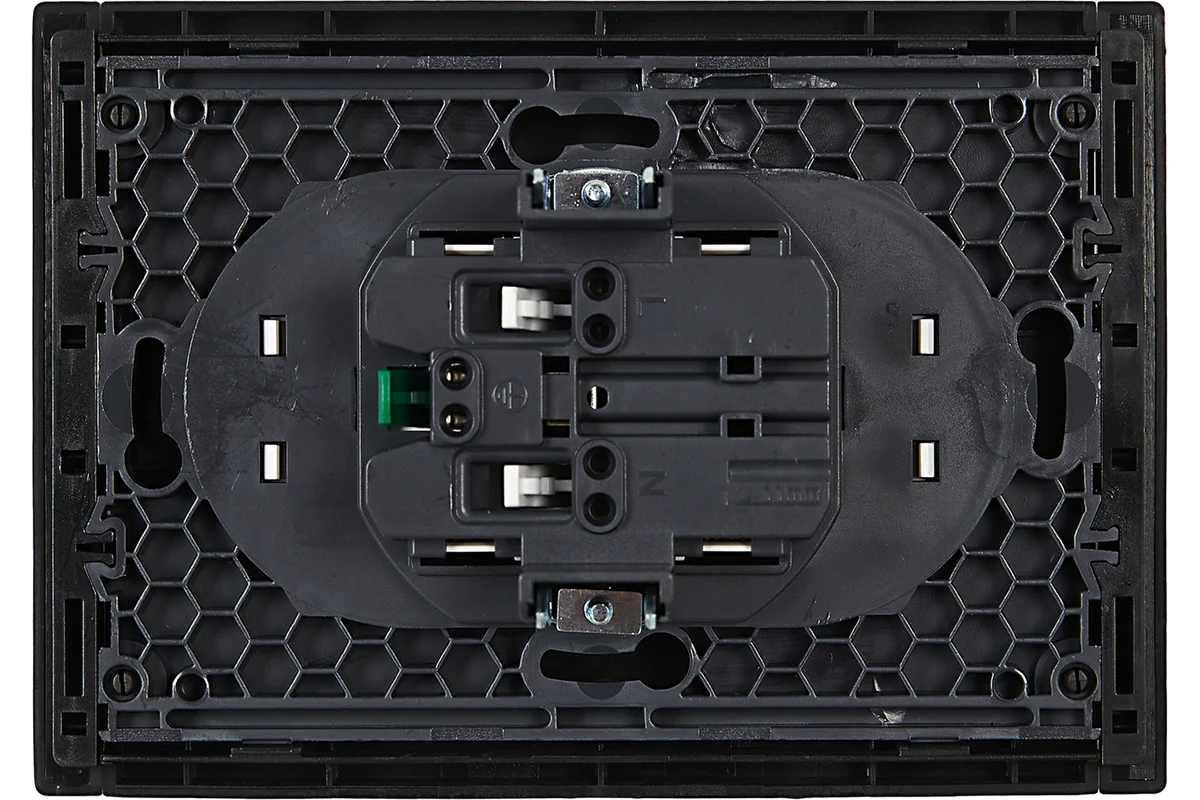 Розетка 2-местная IEK FORTEPIANO с заземлением, с защитными шторками, 16А FP123 черный — изображение 3